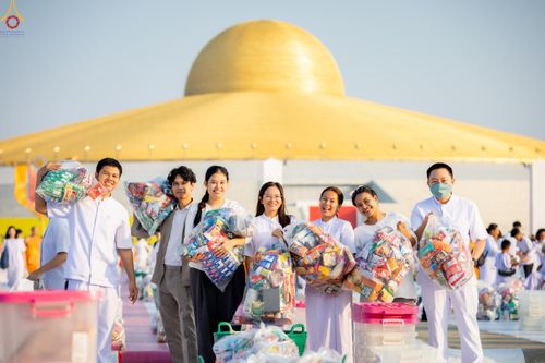 ภาพ No.279947:วันที่ 1 มกราคม พ.ศ.2569 พิธีตักบาตรในวันขึ้นปีใหม่ ณ ลานธรรม วัดพระธรรมกาย