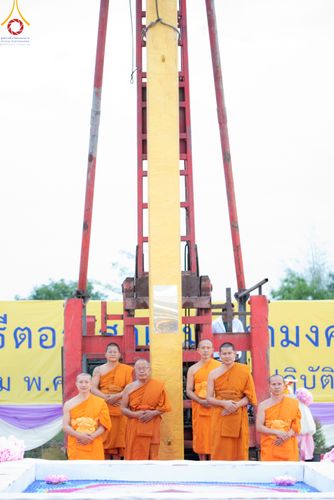 ภาพ No.81422:พิธีทอดผ้าป่า วางดวงแก้วบรมจักรพรรดิ  โปรยรัตนชาติ และพิธีตอกเสาเข็มมงคลต้นแรก อาคาร 80 ปี หลวงพ่อธัมมชโย ณ ศูนย์ปฏิบัติธรรมวิหารแดง อำเภอวิหารแดง จังหวัดสระบุรี วันอาทิตย์ที่ 28 พฤษภาคม พ.ศ.2566