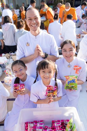 ภาพ No.282716:วันเสาร์ที่ 20 ธันวาคม พ.ศ.2568 พิธีตักบาตรพระ 10,000 รูป (ชุด 2) เนื่องในโอกาส 194 ปี จังหวัดกาญจนบุรี และอุทิศส่วนกุศลให้แด่บรรพชนทั้งหลาย บริเวณถนนสองแคว (Skywalk) เมืองกาญจนบุรี