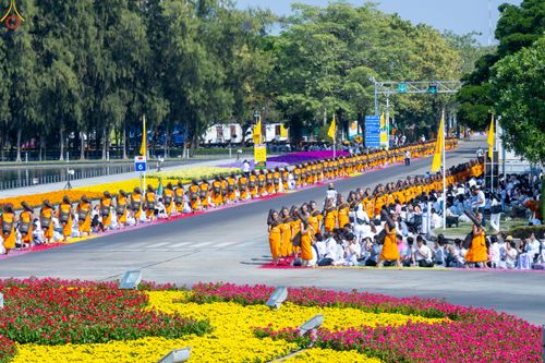 ภาพ No.304786:วันที่ 25 มกราคม พ.ศ. 2569 พิธีต้อนรับพระธรรมยาตรา (ภาพชุดที่ 2) รร.สามัคคีราษฏร์บำรุง-วัดพระธรรมกาย ในโครงการธรรมยาตรา กตัญญูบูชา มหาปูชนียาจารย์ พระมงคลเทพมุนี(สด จนฺทสโร) พระผู้ปราบมาร อนุสรณ์สถาน 7 แห่ง ปีที่ 14