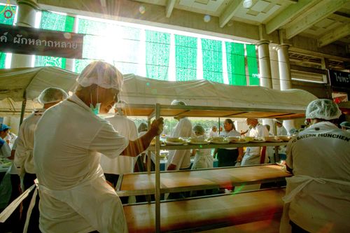 ภาพ No.325712:วันที่ 22 เมษายน พ.ศ.2569(วันคุ้มครองโลก) งานถวายมหาสังฆทาน 40,000 กว่าวัดทั่วประเทศ เจ้าหน้าที่ สาธุชน ร่วมใจจัดเตรียมภัตตาหารเพล (ชุด 2)