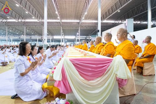 ภาพ No.287212:วันที่ 3 มกราคม พ.ศ.2569 พิธีถวายภัตตาหารเป็นสังฆทาน แด่พระธรรมยาตรา ณ วัดพระธรรมกาย  จังหวัดปทุมธานี ในโครงการธรรมยาตรา กตัญญูบูชา มหาปูชนียาจารย์ พระมงคลเทพมุนี(สด จนฺทสโร) พระผู้ปราบมาร อนุสรณ์สถาน 7 แห่ง ปีที่ 14