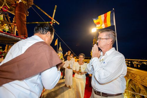 ภาพ No.90501:พิธีอัญเชิญพระบรมสารีริกธาตุประดิษฐาน ณ เจดีย์ศรีสองรัก วัดเก่าเขาน้อย อ.ปากน้ำปราณ จ.ประจวบคีรีขันธ์ วันที่ 3 ตุลาคม พ. ศ. 2566