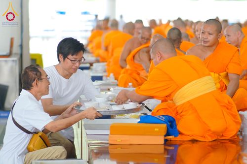 ภาพ No.315465:วันที่ 21 มีนาคม พ.ศ. 2569 พิธีถวายภัตตาหารเมนูสวรรค์ เพื่อการบรรลุธรรม ณ หอฉันคุณยายอาจารย์ฯ วัดพระธรรมกาย