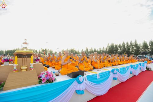 ภาพ No.302571:วันที่ 24 มกราคม พ.ศ. 2569 พิธีตักบาตรพระธรรมยาตรา(ภาพชุดที่ 2) ณ อนุสรณ์สถานลำดับที่ 5 สถานที่เผยแผ่วิชชาธรรมกายครั้งแรก อนุสรณ์สถานบางปลา วัดบางปลา อำเภอบางเลน จังหวัดนครปฐม ในโครงการธรรมยาตรา กตัญญูบูชา มหาปูชนียาจารย์ พระมงคลเทพมุนี(สด จนฺทสโร) พระผู