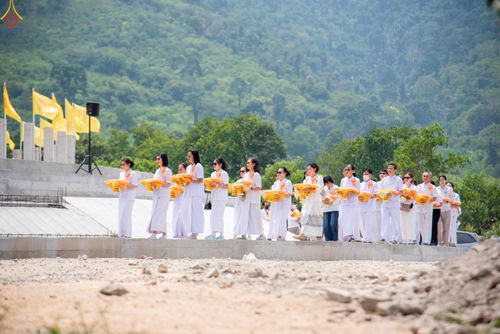 ภาพ No.320123:วันเสาร์ที่ 4 เมษายน 2569 พิธีตัดปอยผม ขอขมาผู้ปกครอง  มอบบาตร-ผ้าไตร และพิธีบรรพชาสามเณร 87 รูป  ณ ศูนย์ปฏิบัติธรรมระยอง(บ้านช่องลม)  ต.บางบุตร อ.บ้านค่าย จ.ระยอง