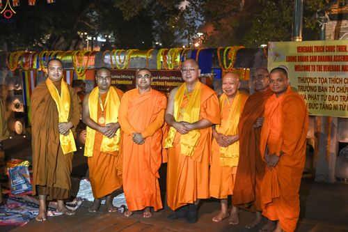 ภาพ No.284113:วันที่ ๔ พฤศจิกายน พุทธศักราช ๒๕๖๘ กฐินสมทบวัดต่างประเทศ โดยคณะศิษยานุศิษย์ บูชาธรรม 81 ปี หลวงพ่อธัมมชโย ณ วัดมหาโพธิ์ เมืองพุทธคยา ประเทศอินเดีย