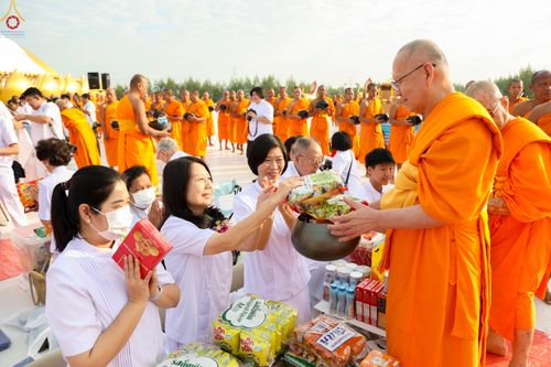 ภาพ No.302666:วันที่ 24 มกราคม พ.ศ. 2569 พิธีตักบาตรพระธรรมยาตรา(ภาพชุดที่ 2) ณ อนุสรณ์สถานลำดับที่ 5 สถานที่เผยแผ่วิชชาธรรมกายครั้งแรก อนุสรณ์สถานบางปลา วัดบางปลา อำเภอบางเลน จังหวัดนครปฐม ในโครงการธรรมยาตรา กตัญญูบูชา มหาปูชนียาจารย์ พระมงคลเทพมุนี(สด จนฺทสโร) พระผู