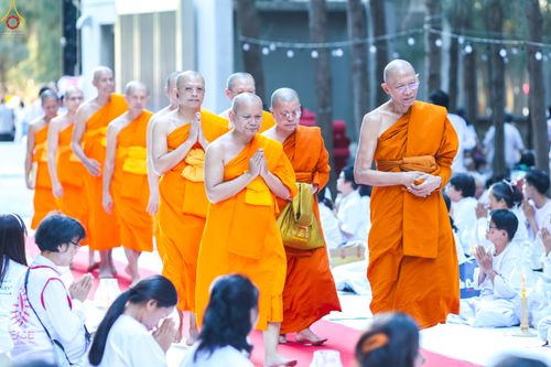 ภาพ No.290038:วันที่ 6 มกราคม พ.ศ. 2569 พิธีจุดประทีปถวายเป็นพุทธบูชา และบูชาธรรมมหาปูชนียาจารย์ (ภาพชุดที่ 2) ณ อนุสรณ์สถานมหาวิหารพระมงคลเทพมุนี (โลตัสแลนด์) อ.สองพี่น้อง จ.สุพรรณบุรี ในโครงการธรรมยาตรา กตัญญูบูชา มหาปูชนียาจารย์ พระมงคลเทพมุนี(สด จนฺทสโร) พระผู้ปรา