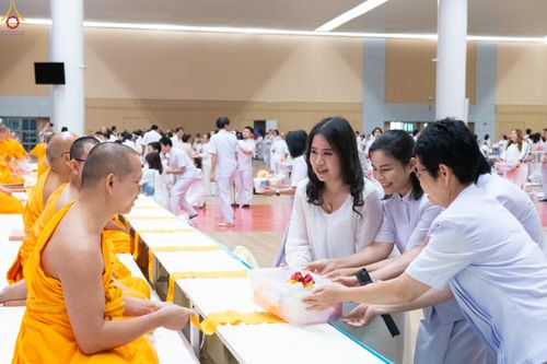 ภาพ No.280609:วันที่ 28 ธันวาคม พ.ศ.2568 พิธีถวายอุปกรณ์ทำความสะอาด ณ ห้องแก้วสารพัดนึก วัดพระธรรมกาย