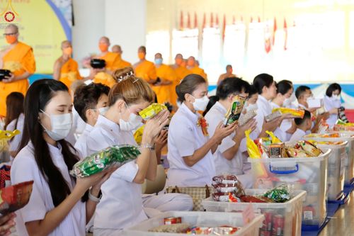 ภาพ No.81498:พิธีตักบาตร ข้าวสารอาหารแห้ง และพิธีบูชาข้าวพระ ณ สภาธรรมกายสากล วัดพระธรรมกาย วันเสาร์ที่ 3 มิถุนายน 2566