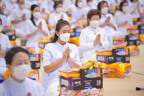 ภาพ No.84479:พิธีถวายผ้าอาบน้ำฝนและประทีปโคมไฟ ในวันอาสาฬหบูชา ณ ห้องแก้วสารพัดนึก 1 วัดพระธรรมกาย วันอังคารที่ 1 สิงหาคม พ.ศ. 2566