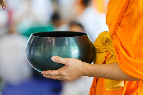 ภาพ No.82968:พิธีตักบาตร ณ บ้านแก้วเรือนทองคุณยายอาจารย์ฯ พิธีบูชาข้าวพระ ณ สภาธรรมกายสากล วัดพระธรรมกาย ในวันอาทิตย์ต้นเดือนที่ 2 ก.ค. พ.ศ.2566