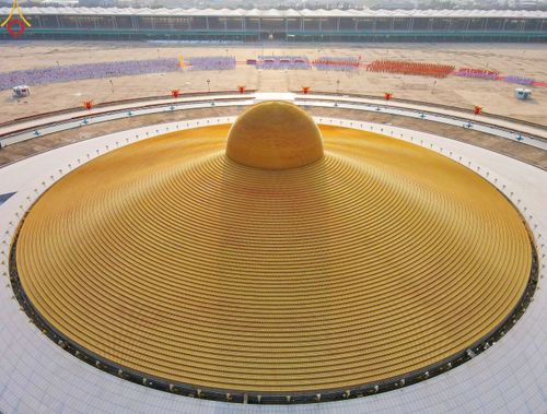 ภาพ No.79117:พิธีอัญเชิญองค์พระบรมพุทธเจ้า 24 องค์ เวียนประทักษิณรอบพระมหาธรรมกายเจดีย์ ณ วัดพระธรรมกาย  วันที่ 2 เมษายน พ.ศ. 2566