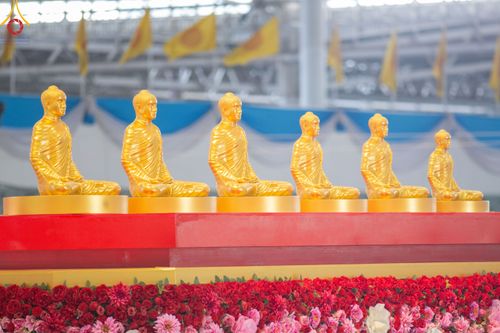 ภาพ No.78957:พิธีตักบาตร ข้าวสารอาหารแห้ง พิธีบูชาข้าวพระ ในวันอาทิตย์ต้นเดือนที่ 2 เมษายน พ.ศ. 2566