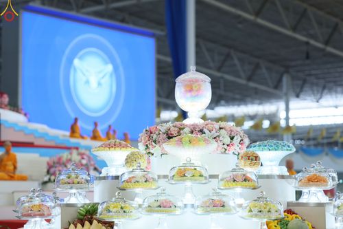 ภาพ No.83023:พิธีตักบาตร ณ บ้านแก้วเรือนทองคุณยายอาจารย์ฯ พิธีบูชาข้าวพระ ณ สภาธรรมกายสากล วัดพระธรรมกาย ในวันอาทิตย์ต้นเดือนที่ 2 ก.ค. พ.ศ.2566