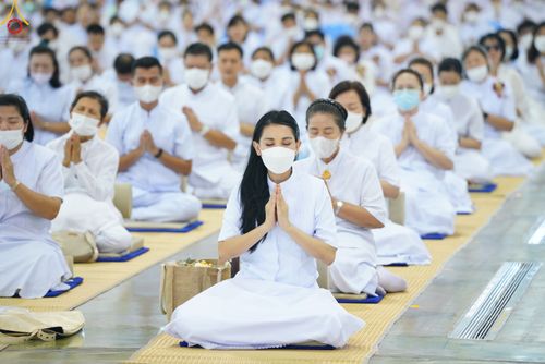 ภาพ No.81564:พิธีตักบาตร ข้าวสารอาหารแห้ง และพิธีบูชาข้าวพระ ณ สภาธรรมกายสากล วัดพระธรรมกาย วันเสาร์ที่ 3 มิถุนายน 2566