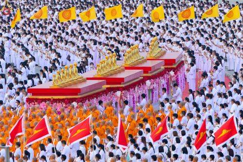 ภาพ No.79195:พิธีอัญเชิญองค์พระบรมพุทธเจ้า 24 องค์ เวียนประทักษิณรอบพระมหาธรรมกายเจดีย์ ณ วัดพระธรรมกาย  วันที่ 2 เมษายน พ.ศ. 2566