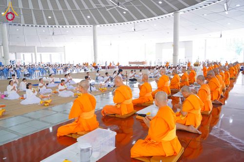 ภาพ No.322835:วันที่ 18 เมษายน พ.ศ. 2569 พิธีถวายภัตตาหารเมนูสวรรค์ เพื่อการบรรลุธรรม ณ หอฉันคุณยายอาจารย์ฯ วัดพระธรรมกาย