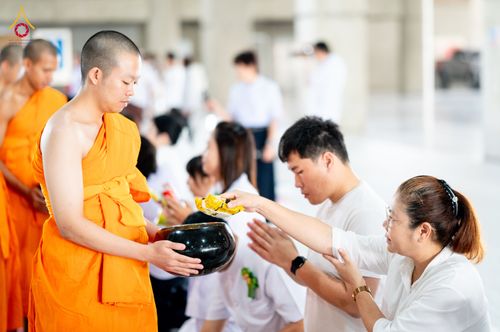 ภาพ No.336107:วันที่ 20 มิถุนายน พ.ศ. 2569 พิธีตักบาตรฉลองพระใหม่ โครงการอุปสมบทธรรมทายาทอุดมศึกษา รุ่นที่ 53