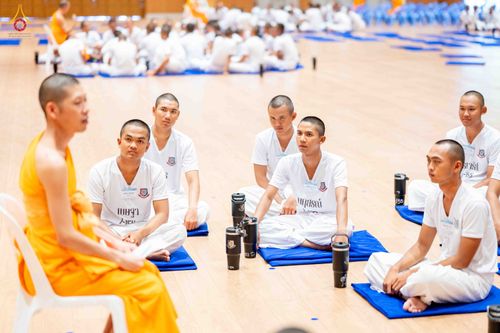ภาพ No.341068:วันที่ 26 กรกฎาคม พ.ศ. 2569 โครงการพัฒนาคุณธรรม จริยธรรม สำหรับนักเรียนนายสิบตำรวจ (นสต.) รุ่นที่ 17 ศูนย์ฝึกอบรมตำรวจภูธรภาค 1 ได้จัดกิจกรรม ตักบาตรเพื่อน้อมอุทิศถวายเพื่อเป็นพระราชกุศลฯ  และปฏิบัติธรรม ติวธรรมมะ ณ ศูนย์ปฏิบัติธรรมเวิล์ดพีช วัลเล่ย์ (Wo