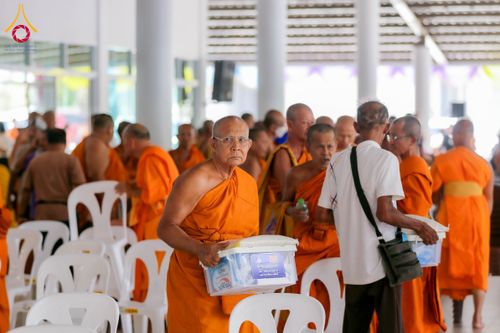 ภาพ No.313790:วันเสาร์ที่ 14 มีนาคม พ.ศ. 2569 พิธีตักบาตรแด่คณะสงฆ์ 323 วัด 4 จังหวัดชายแดนภาคใต้ พิธีถวายสังฆทานแด่คณะสงฆ์ 323 วัด ปีที่ 22 ครั้งที่ 183 พิธีมอบกองทุนหนุนแรงใจช่วยครูใต้ ปีที่ 19 ครั้งที่ 146 และพิธีทำบุญอุทิศส่วนกุศลให้ผู้วายชนม์ ณ ศูนย์ปฏิบัติธรรมภา