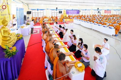 ภาพ No.78361:พิธีถวายสังฆทานแด่คณะสงฆ์ ๓๒๓ วัด พิธีมอบกองทุนหนุนแรงใจช่วยครูใต้และพิธีทำบุญอุทิศส่วนกุศลแด่ผู้วายชนม์ในเหตุการณ์ความไม่สงบ ๔ จังหวัดชายแดนภาคใต้  (ปัตตานี ยะลา นราธิวาส สงขลา) ปีที่ ๑๙ ครั้งที่ ๑๖๑ พิธีมอบกองทุนหนุนแรงใจช่วยครูใต้ (ปีที่ ๑๖ ครั้งที่ ๑