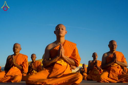 ภาพ No.285277:วันจันทร์ที่ 15 ธันวาคม พ.ศ.2568  บันทึกภาพหมู่ประวัติศาสตร์ โครงการบรรพชาอุปสมบทหมู่  รุ่นบูชาธรรมมหาปูชนียาจารย์ ประจำปี 2568 ณ ลานธรรมมหาธรรมกายเจดีย์ วัดพระธรรมกาย