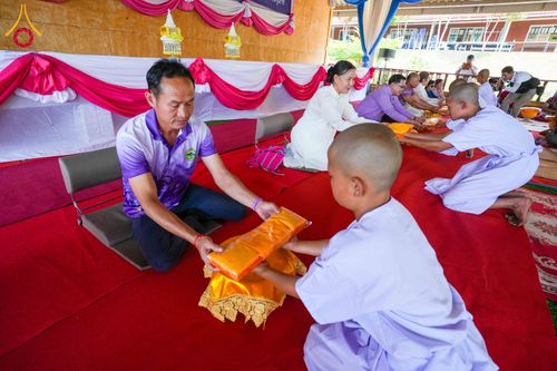 ภาพ No.317658:วันพฤหัสบดีที่ ๒ เมษายน พ.ศ.๒๕๖๙ พิธีบรรพชาสามเณรภาคฤดูร้อน น้อมบูชาธรรมอายุวัฒนมงคล ๘๒ ปี หลวงพ่อธัมมชโย และ ถวายเป็นพระราชกุศลแด่ สมเด็จพระกนิษฐาธิราชเจ้ากรมสมเด็จพระเทพรัตน์ราชสุดาฯ สยามบรมราชกุมารี รุ่นที่ ๑๓ ณ วัดทุ่งเจริญธรรม อำเภออมก๋อย จังหวัดเชี