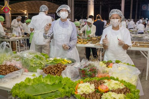 ภาพ No.303022:วันที่ 26 มกราคม พ.ศ. 2569 พิธีถวายภัตตาหารเป็นสังฆทาน แด่พระธรรมยาตรา ณ วัดพระธรรมกาย  จังหวัดปทุมธานี ในโครงการธรรมยาตรา กตัญญูบูชา มหาปูชนียาจารย์ พระมงคลเทพมุนี(สด จนฺทสโร) พระผู้ปราบมาร อนุสรณ์สถาน 7 แห่ง ปีที่ 14