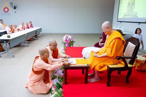 ภาพ No.313090:วันที่ 4 มีนาคม พ.ศ. 2559 หลวงพ่อทัตตชีโว รองเจ้าอาวาสวัดพระธรรมกาย ได้เมตตาถวายการต้อนรับปฏิสันถารพระอาคันตุกะจาก 19 ประเทศ ที่เดินทางมาร่วมงานวันมาฆบูชา ณ วัดพระธรรมกาย