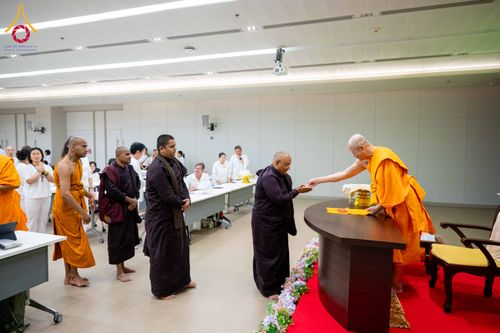 ภาพ No.313115:วันที่ 4 มีนาคม พ.ศ. 2559 หลวงพ่อทัตตชีโว รองเจ้าอาวาสวัดพระธรรมกาย ได้เมตตาถวายการต้อนรับปฏิสันถารพระอาคันตุกะจาก 19 ประเทศ ที่เดินทางมาร่วมงานวันมาฆบูชา ณ วัดพระธรรมกาย