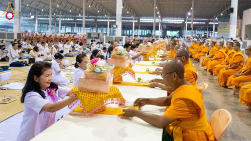 ภาพ No.303545:วันที่ 27 มกราคม พ.ศ. 2569 พิธีถวายภัตตาหารเป็นสังฆทาน แด่พระธรรมยาตรา ณ วัดพระธรรมกาย  จังหวัดปทุมธานี ในโครงการธรรมยาตรา กตัญญูบูชา มหาปูชนียาจารย์ พระมงคลเทพมุนี(สด จนฺทสโร) พระผู้ปราบมาร อนุสรณ์สถาน 7 แห่ง ปีที่ 14