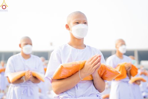 ภาพ No.79781:พิธีเวียนประทักษิณ ณ พระมหาธรรมกายเจดีย์ และพิธีวันทาเจดีย์ ในโครงการบรรพชาสามเณรฟื้นฟูพระพุทธศาสนาทั่วไทย วันเสาร์ที่ 8 เมษายน พ.ศ.2566