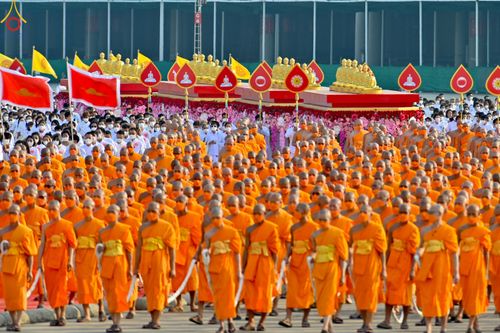 ภาพ No.79153:พิธีอัญเชิญองค์พระบรมพุทธเจ้า 24 องค์ เวียนประทักษิณรอบพระมหาธรรมกายเจดีย์ ณ วัดพระธรรมกาย  วันที่ 2 เมษายน พ.ศ. 2566