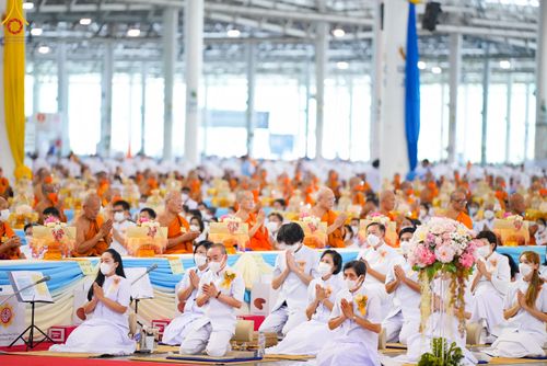 ภาพ No.85254:พิธีมุทิตาสักการะพระภิกษุ ผู้สอบได้เปรียญธรรม ๙ ประโยคระดับโลก, พิธีมอบโล่เกียรติยศและทุนการศึกษา สำนักเรียนบาลีดีเด่นทั่วประเทศ ในวันสมาธิโลก อาทิตย์ที่ 6 สิงหาคม พ.ศ. 2566 ณ สภาธรรมกายสากล วัดพระธรรมกาย