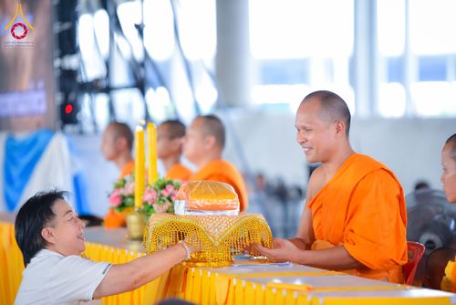 ภาพ No.320741:วันที่ 11 เมษายน พ.ศ.2569 พิธีตักบาตรฉลองสามเณรใหม่ โครงการบรรพชาสามเณรกล้าตะวัน ณ มหารัตนวิหาคด คอร์ 25 ชั้น 2 วัดพระธรรมกาย