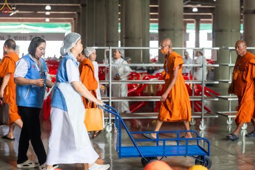 ภาพ No.325945:วันที่ 22 เมษายน พ.ศ.2569(วันคุ้มครองโลก) งานถวายมหาสังฆทาน 40,000 กว่าวัดทั่วประเทศ เจ้าหน้าที่ สาธุชน ร่วมใจจัดเตรียมภัตตาหารเพล (ชุด 2)