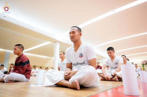 กลุ่มนักเรียนนายสิบตำรวจนั่งสมาธิในอาคารปฏิบัติธรรม