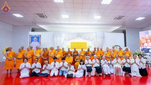 ภาพ No.314495:วันพฤหัสบดีที่ 19 มีนาคม พ.ศ. 2569 พิธีบำเพ็ญกุศล คุณพ่อณรงค์ จินตมากุล โยมบิดา พระครูปลัดรัตนวีรวัฒน์ (รังสฤษดิ์ อิทฺธิจินตโก) ที่ปรึกษาเจ้าคณะจังหวัดปทุมธานี เจ้าอาวาสวัดพระธรรมกาย  ณ ห้องปลูกศรัทธา 2 วัดพระธรรมกาย ปทุมธานี