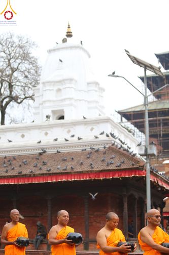 ภาพ No.317191:วันจันทร์ที่ 30 มีนาคม พ.ศ.2569 จาริกบิณฑบาตสยมภูนาทสู่พระราชวังหนุมานโดกา ประเทศเนปาล