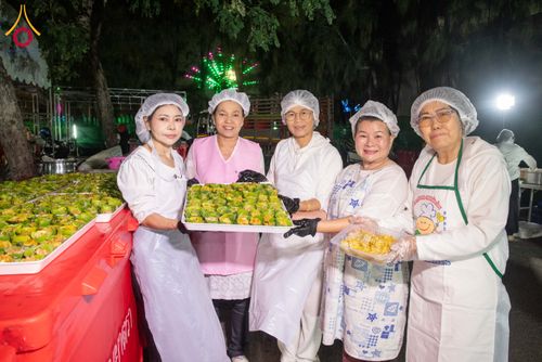 ภาพ No.287966:วันที่ 4 มกราคม พ.ศ. 2569 พิธีถวายภัตตาหารเป็นสังฆทาน แด่พระธรรมยาตรา ในโครงการธรรมยาตรา กตัญญูบูชา มหาปูชนียาจารย์ พระมงคลเทพมุนี(สด จนฺทสโร) พระผู้ปราบมาร อนุสรณ์สถาน 7 แห่ง ปีที่ 14 ณ อนุสรณ์สถานมหาวิหารพระมงคลเทพมุนี (โลตัสแลนด์) อ.สองพี่น้อง จ.สุพรร