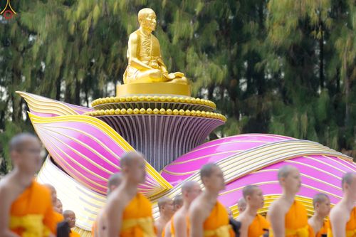 ภาพ No.288444:วันที่ 4 มกราคม พ.ศ. 2569 พระธรรมยาตราปฏิบัติธรรม และถ่ายภาพหมู่ประวัติศาสตร์ ในโครงการธรรมยาตรา กตัญญูบูชา มหาปูชนียาจารย์ พระมงคลเทพมุนี(สด จนฺทสโร) พระผู้ปราบมาร อนุสรณ์สถาน 7 แห่ง ปีที่ 14 ณ อนุสรณ์สถานมหาวิหารพระมงคลเทพมุนี (โลตัสแลนด์) อ.สองพี่น้อง