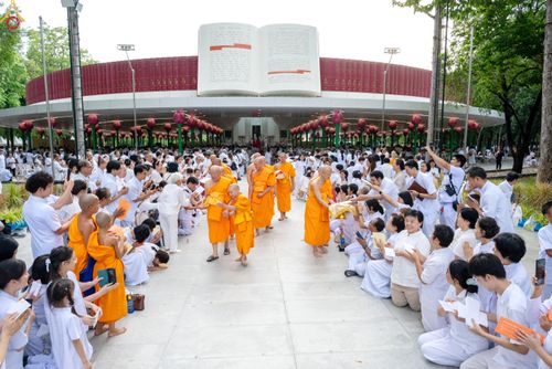 ภาพ No.330887:วันวิสาขบูชา อาทิตย์ที่ 31 พฤษภาคม พ.ศ.2569 พิธีบรรพชาสามเณรอุบาสก 11 ท่าน , พิธีถวายบาตรผ้าไตร และจตุปัจจัยไทยธรรม แด่สามเณร , พิธีอุปสมบทอุทิศชีวิต , พิธีกล่าวคำกัปปิยภัณฑ์  ณ อุโบสถพระไตรปิฎก วัดพระธรรมกาย จังหวัดปทุมธานี