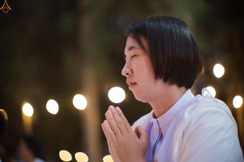 ภาพ No.290248:วันที่ 6 มกราคม พ.ศ. 2569 พิธีจุดประทีปถวายเป็นพุทธบูชา และบูชาธรรมมหาปูชนียาจารย์ (ภาพชุดที่ 2) ณ อนุสรณ์สถานมหาวิหารพระมงคลเทพมุนี (โลตัสแลนด์) อ.สองพี่น้อง จ.สุพรรณบุรี ในโครงการธรรมยาตรา กตัญญูบูชา มหาปูชนียาจารย์ พระมงคลเทพมุนี(สด จนฺทสโร) พระผู้ปรา