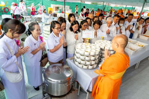 ภาพ No.289957:วันที่ 8 มกราคม พ.ศ. 2569 พิธีถวายภัตตาหารเป็นสังฆทาน แด่พระธรรมยาตรา ณ อนุสรณ์สถานคลองบางนางแท่น อ.สามพราน จ.นครปฐม ในโครงการธรรมยาตรา กตัญญูบูชา มหาปูชนียาจารย์ พระมงคลเทพมุนี(สด จนฺทสโร) พระผู้ปราบมาร อนุสรณ์สถาน 7 แห่ง ปีที่ 14