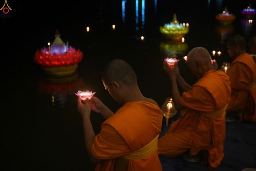 ภาพ No.301363:วันที่ 22 มกราคม พ.ศ. 2569 พิธีลอยประทีปธรรมถวายเป็นพุทธบูชา และบูชาธรรมมหาปูชนียาจารย์  ณ อนุสรณ์สถานลำดับที่ 5 สถานที่เผยแผ่วิชชาธรรมกายครั้งแรก อนุสรณ์สถานบางปลา วัดบางปลา อำเภอบางเลน จังหวัดนครปฐม ในโครงการธรรมยาตรา กตัญญูบูชา มหาปูชนียาจารย์ พระมงคล