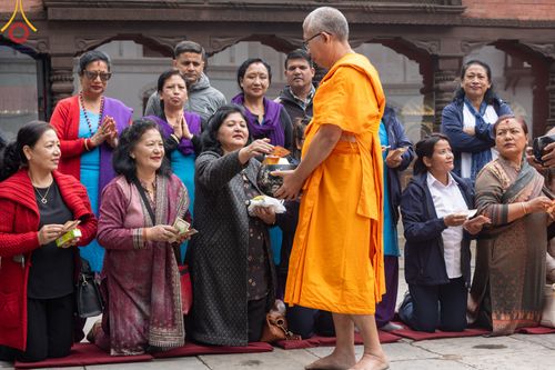 ภาพ No.317202:วันจันทร์ที่ 30 มีนาคม พ.ศ.2569 จาริกบิณฑบาตสยมภูนาทสู่พระราชวังหนุมานโดกา ประเทศเนปาล