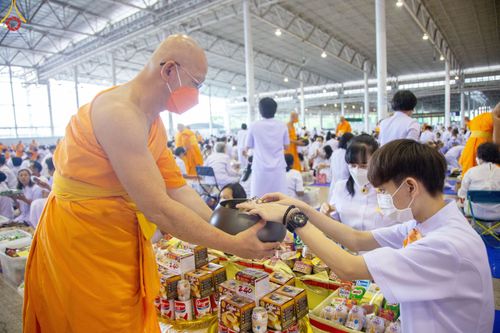ภาพ No.78850:พิธีตักบาตร ข้าวสารอาหารแห้ง พิธีบูชาข้าวพระ ในวันอาทิตย์ต้นเดือนที่ 2 เมษายน พ.ศ. 2566