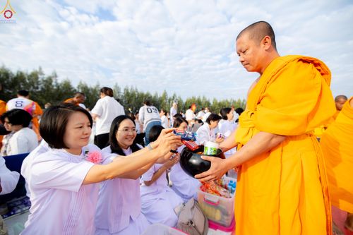 ภาพ No.302682:วันที่ 24 มกราคม พ.ศ. 2569 พิธีตักบาตรพระธรรมยาตรา(ภาพชุดที่ 2) ณ อนุสรณ์สถานลำดับที่ 5 สถานที่เผยแผ่วิชชาธรรมกายครั้งแรก อนุสรณ์สถานบางปลา วัดบางปลา อำเภอบางเลน จังหวัดนครปฐม ในโครงการธรรมยาตรา กตัญญูบูชา มหาปูชนียาจารย์ พระมงคลเทพมุนี(สด จนฺทสโร) พระผู